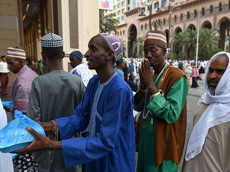 Saudi Arabia enforces strict penalties for sheltering visit visa holders during Hajj