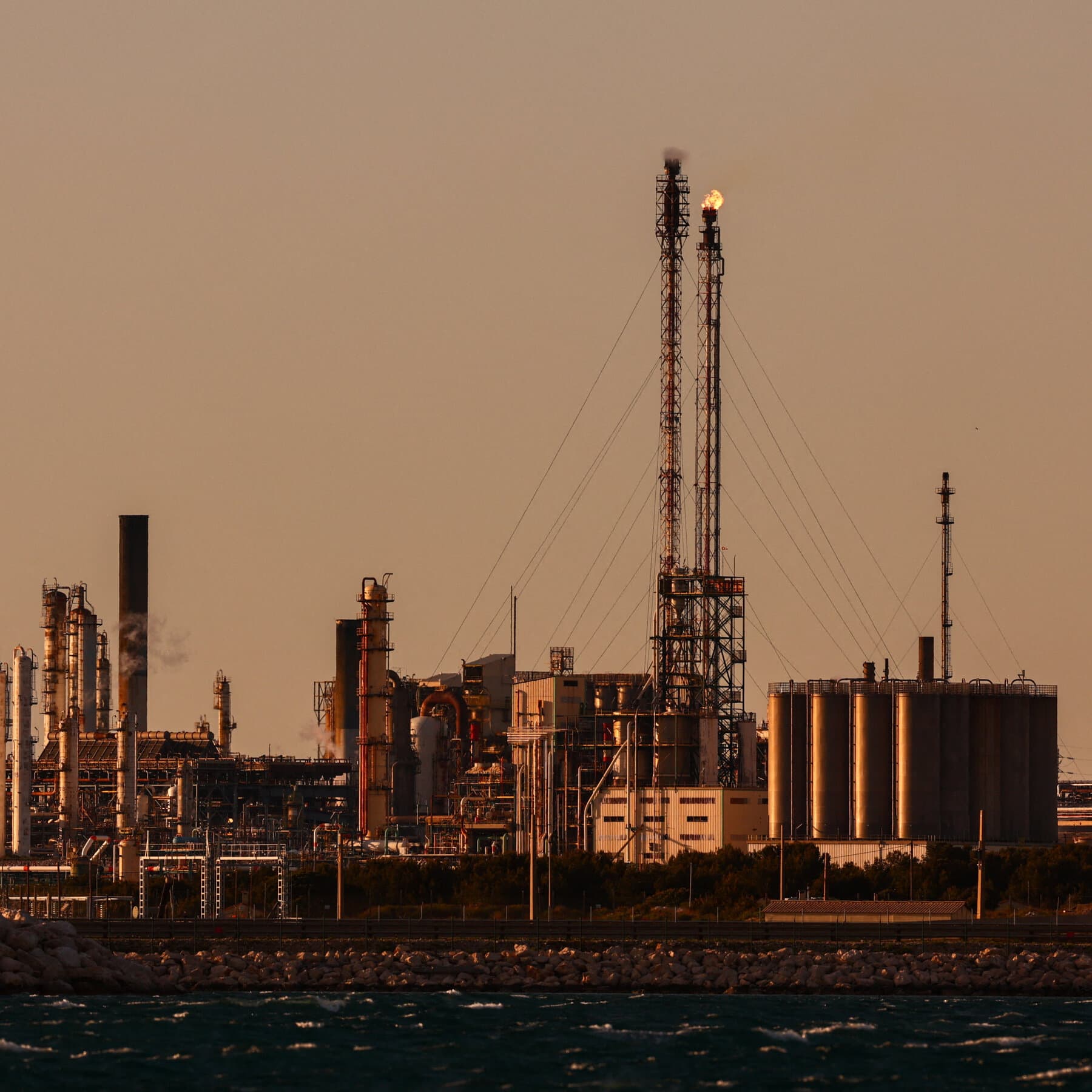 U.S. Stocks Hit Record High Following Trump Cease-Fire Extension with Iran Amid Maritime Tensions